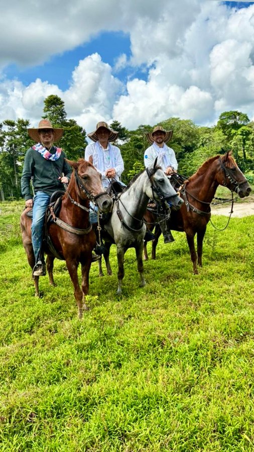 Juan Francisco Chica y sus hermanos a caballo en la finca