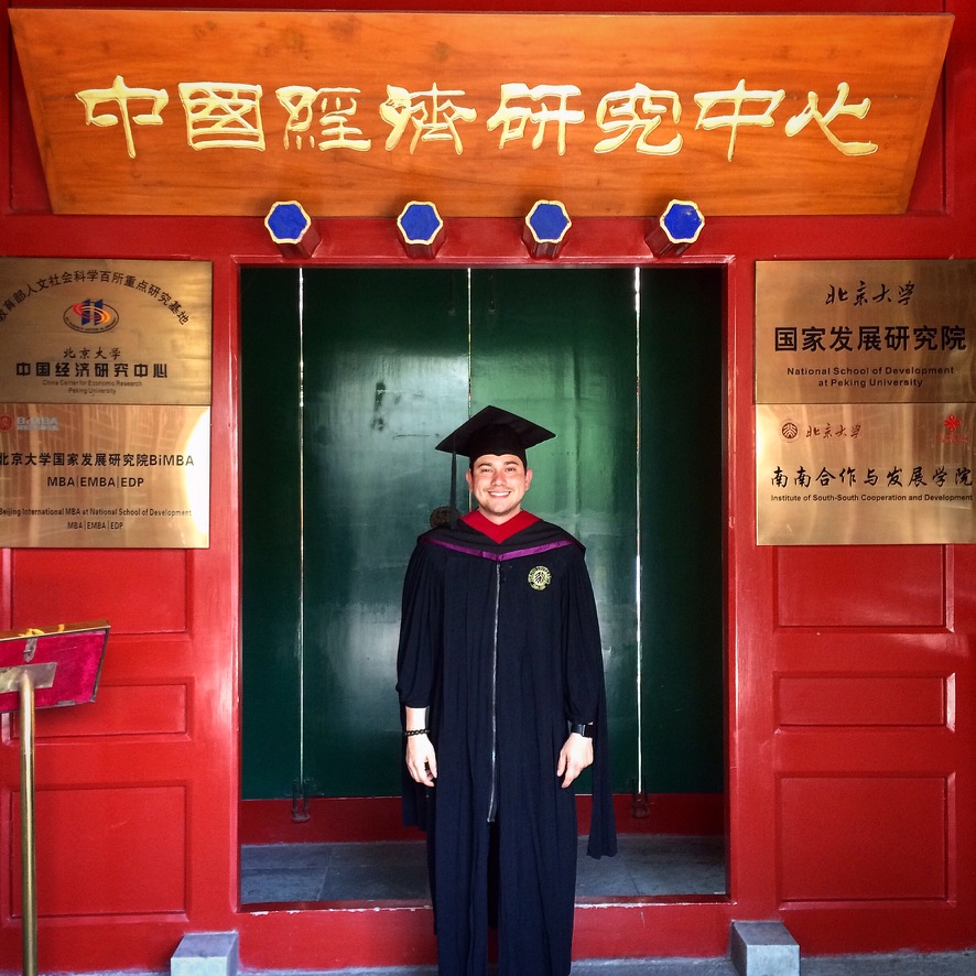 Grado del MBA en la Escuela Nacional de Desarrollo de la Universidad de Pekín